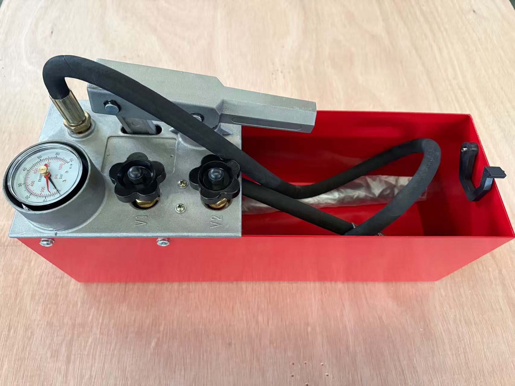 استخدام وصيانة مضخات اختبار الضغط اليدوية