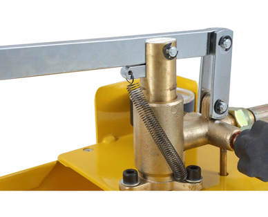 ما هي مضخة الاختبار المستخدمة؟